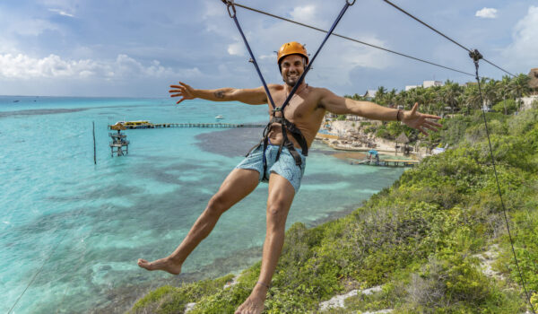 tirolesa en isla mujeres hombre en tirolesa