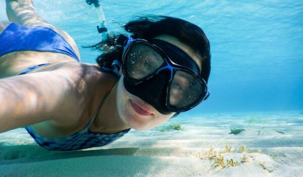 mujer haciendo snorkel en isla mujeres