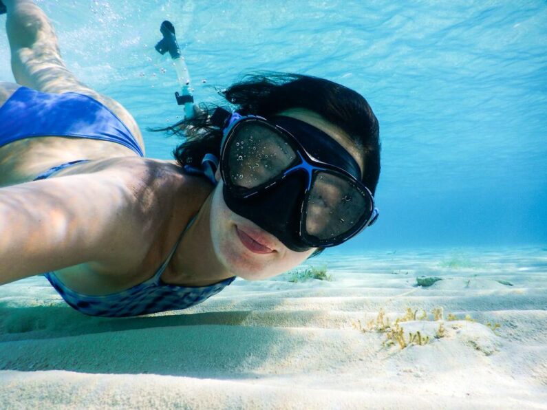 mujer haciendo snorkel en isla mujeres