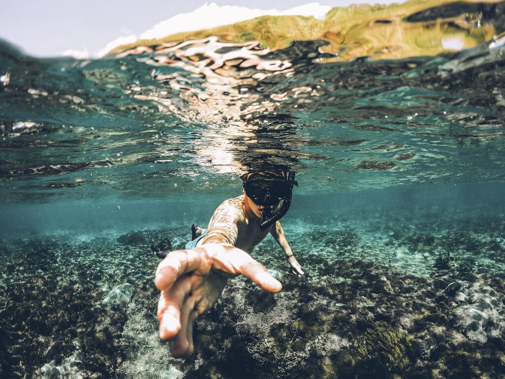 hombre haciendo snorkel en isla mujeres 
