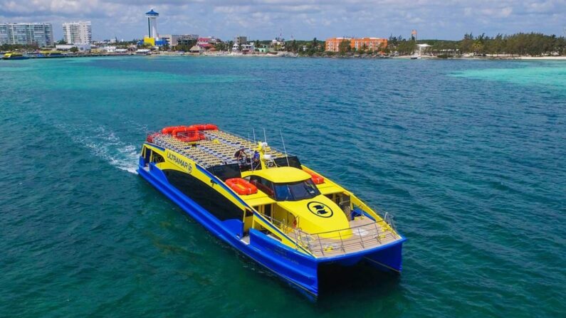 ferry ultramar sobre el mar caribe