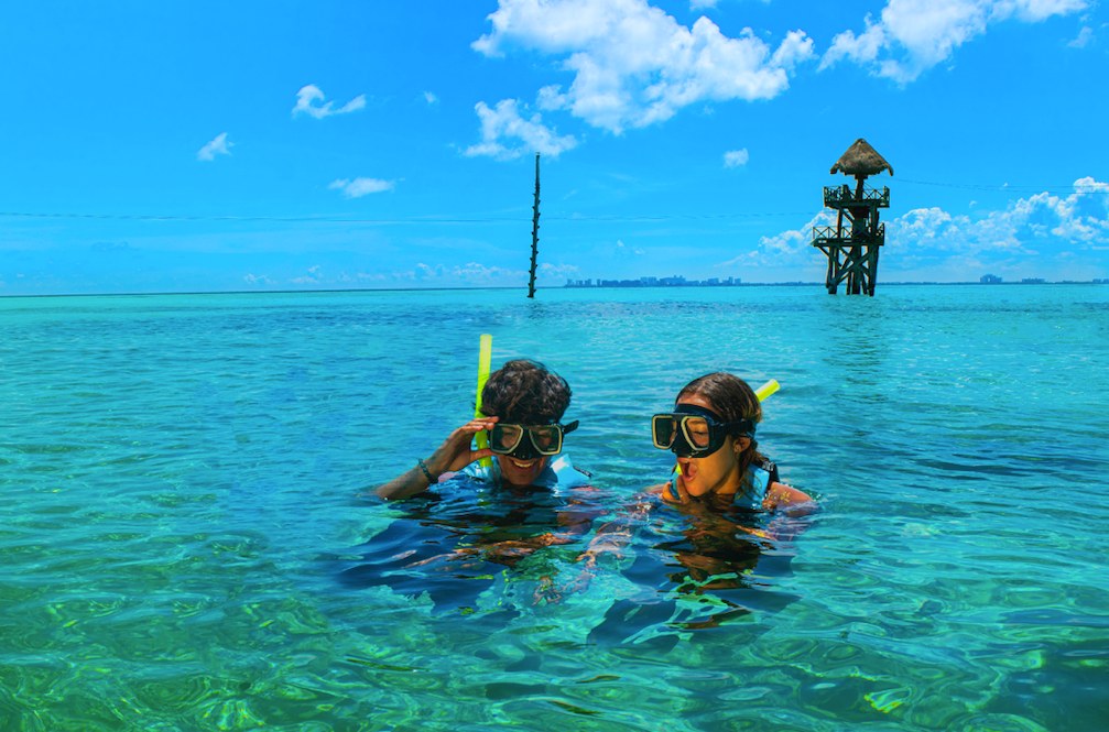 pareja-haciendo-snorkel-en-cancun-isla-mujeres