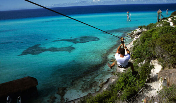 tirolesa en isla mujeres vista al mar caribe