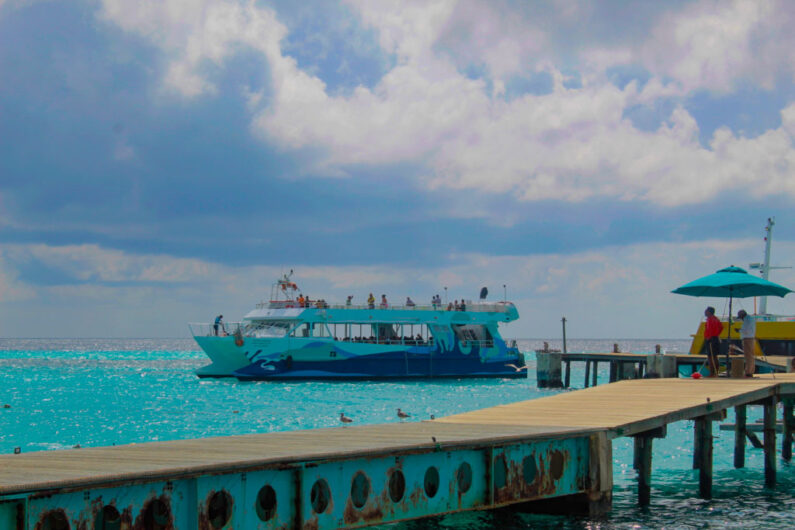ferry de parque garrafon en marina aquatours