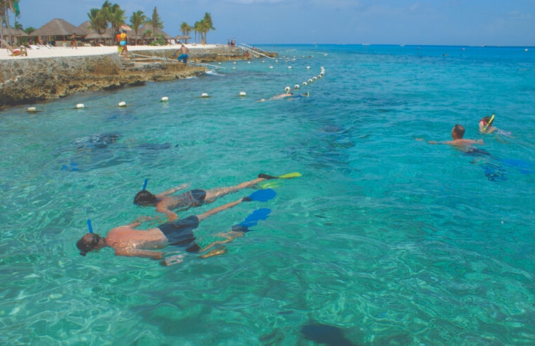 personas haciendo snorkel en isla mujeres