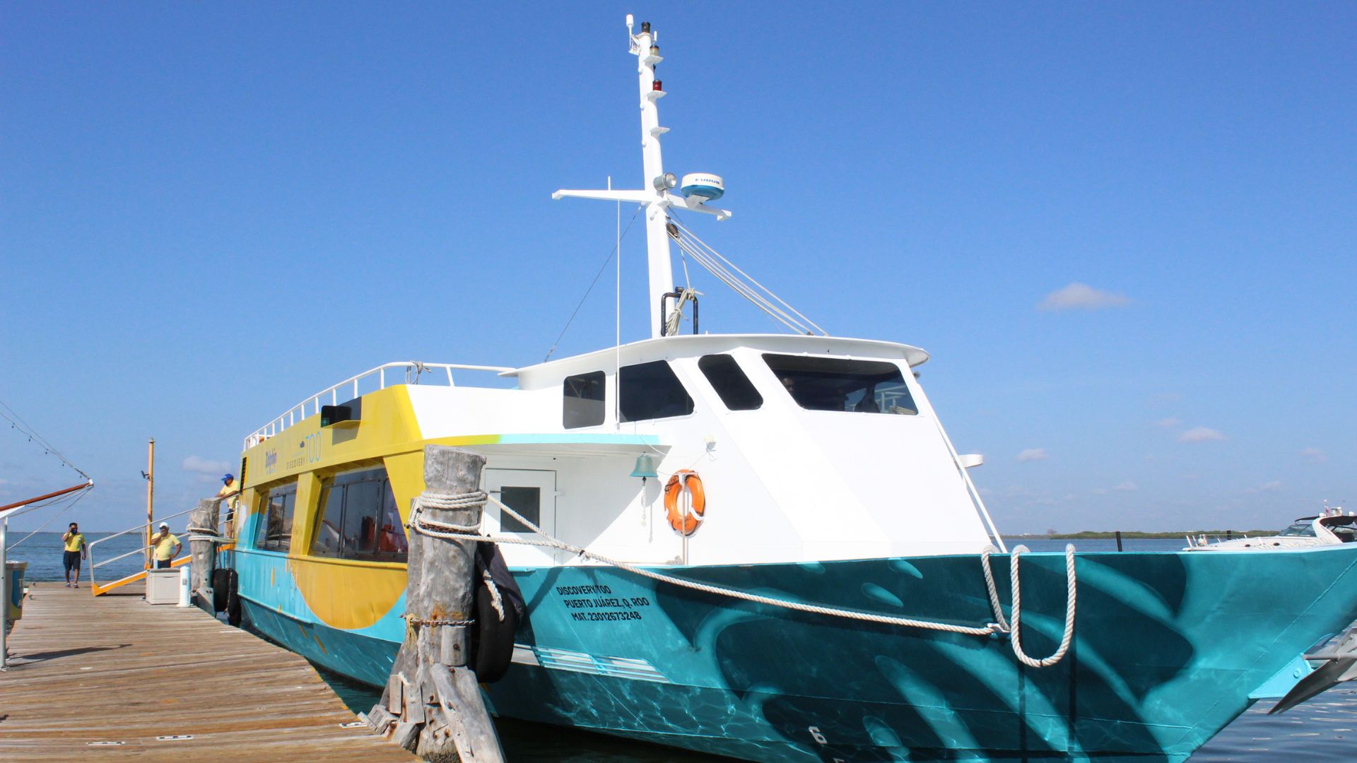 dolphin discovery ferry too en el muelle