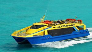 ferry de ultramar sobre el mar a isla mujeres