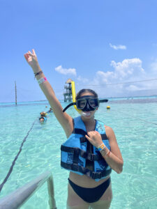 chica en un tour de snorkel en cancun