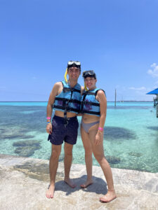 pareja haciendo snorkel en parque garrafon