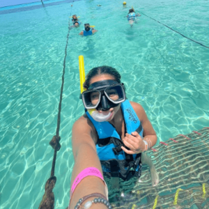 chica haciendo snorkel en isla mujeres