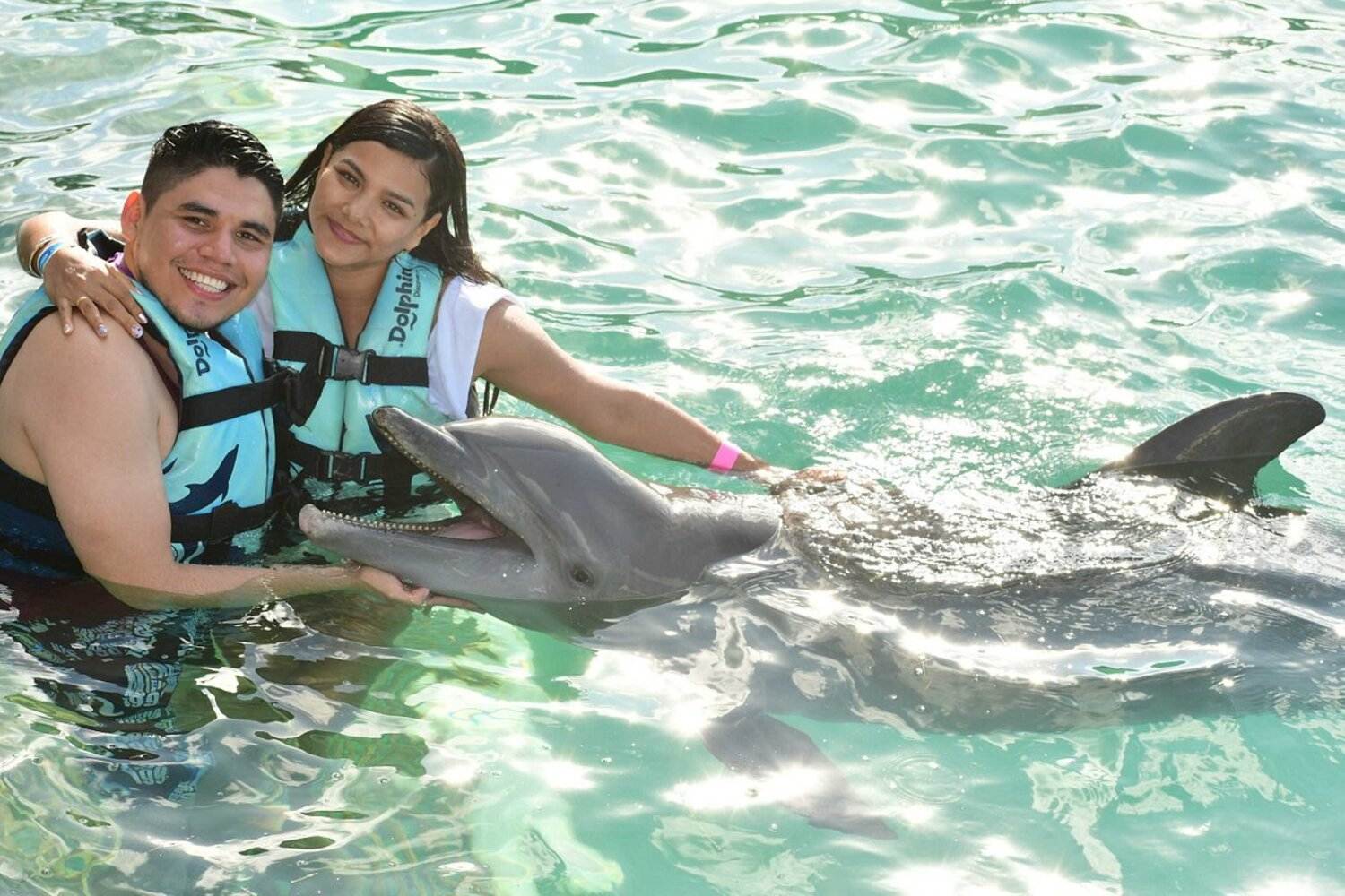 pareja en un encuentro con delfines en cancun