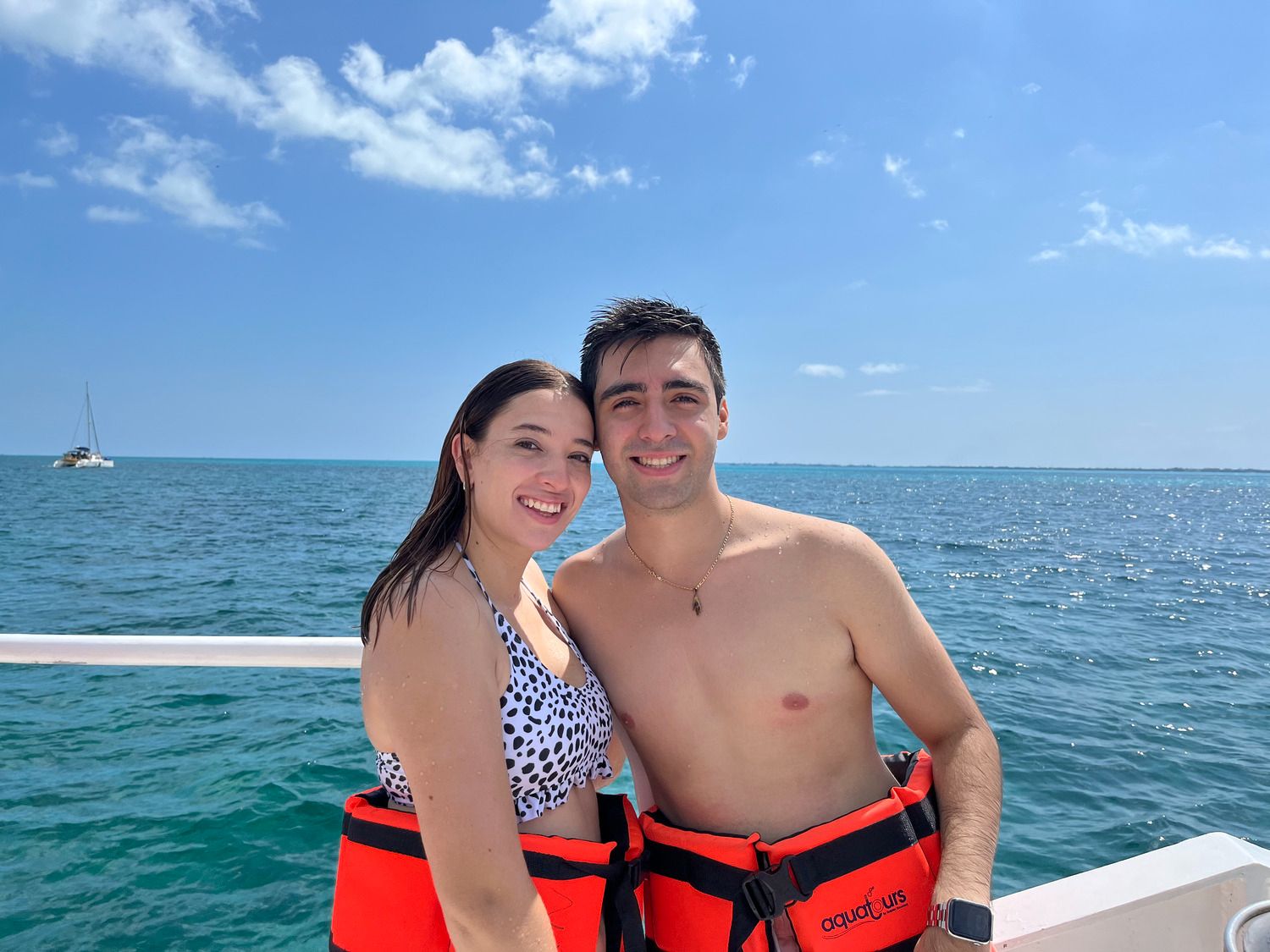 pareja en un tour de catamaran a isla mujeres