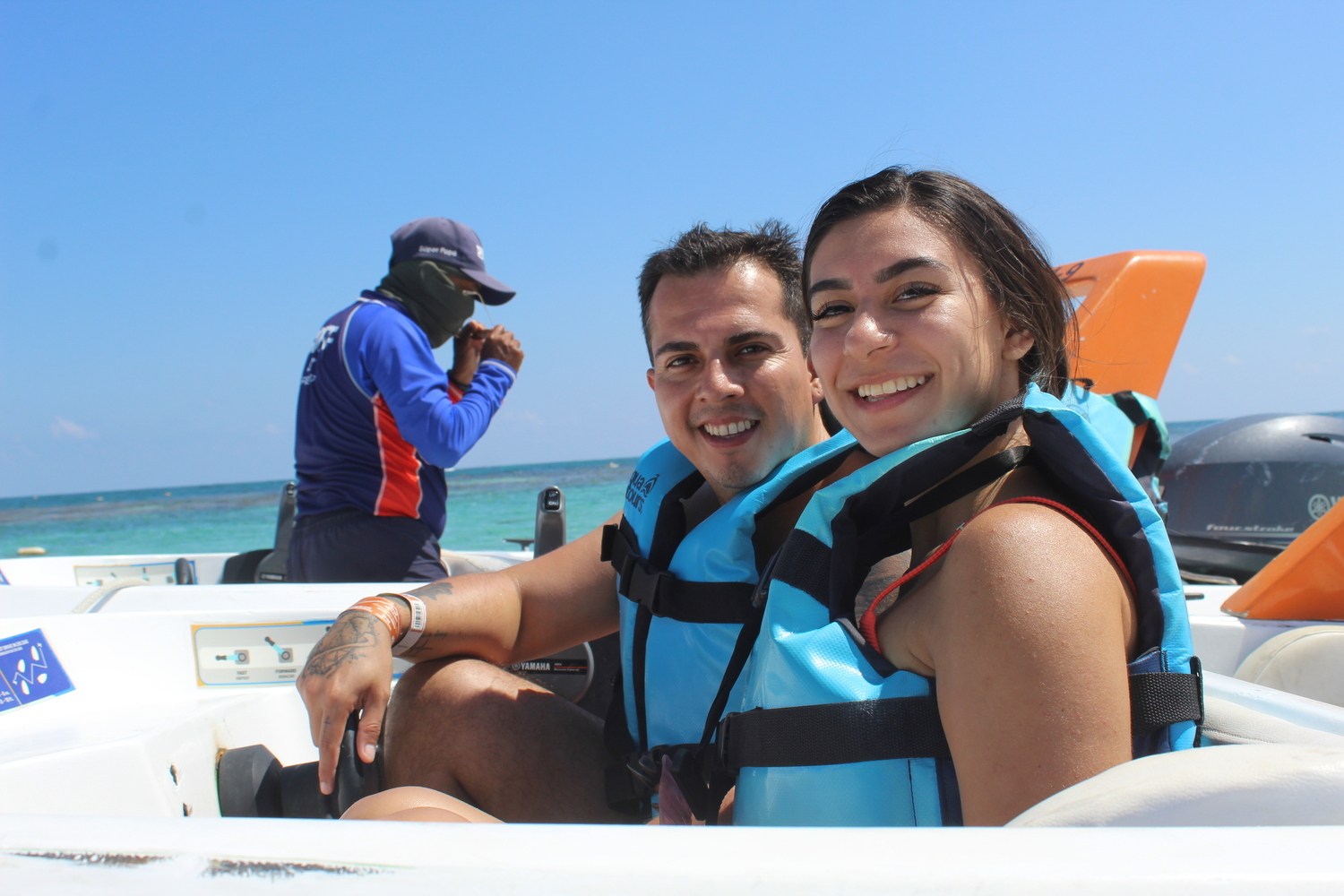 pareja en un tour de lanchas en cancun