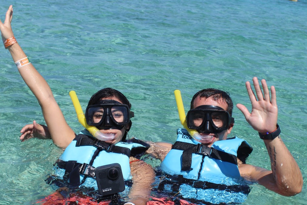 pareja en un tour de snorkel en cancun isla mujeres